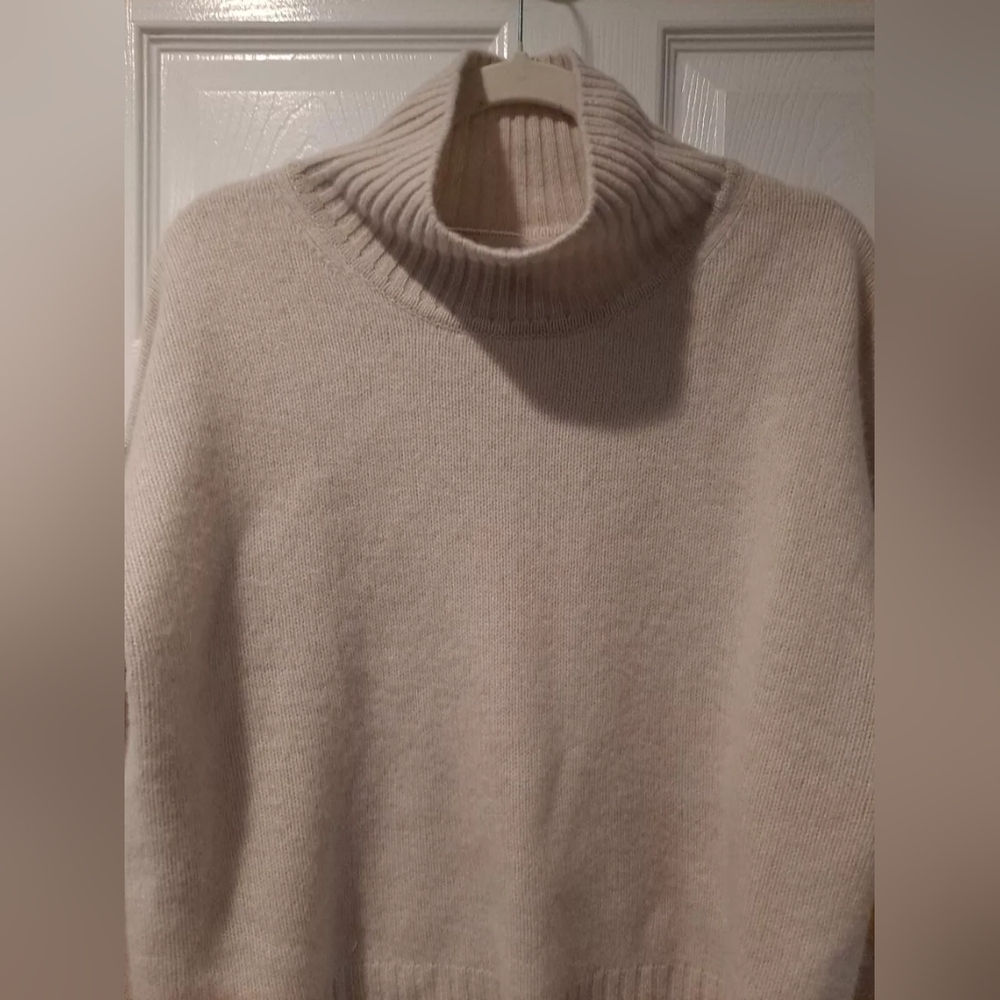 NWT Halston Women's 100% 2 Ply Cashmere Sweater Beige Tan Oversized Medium/Small - Picture 7 of 7